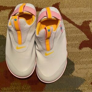 Nike slide on 6.5 men which is 8.5 in women. Worn a few times.